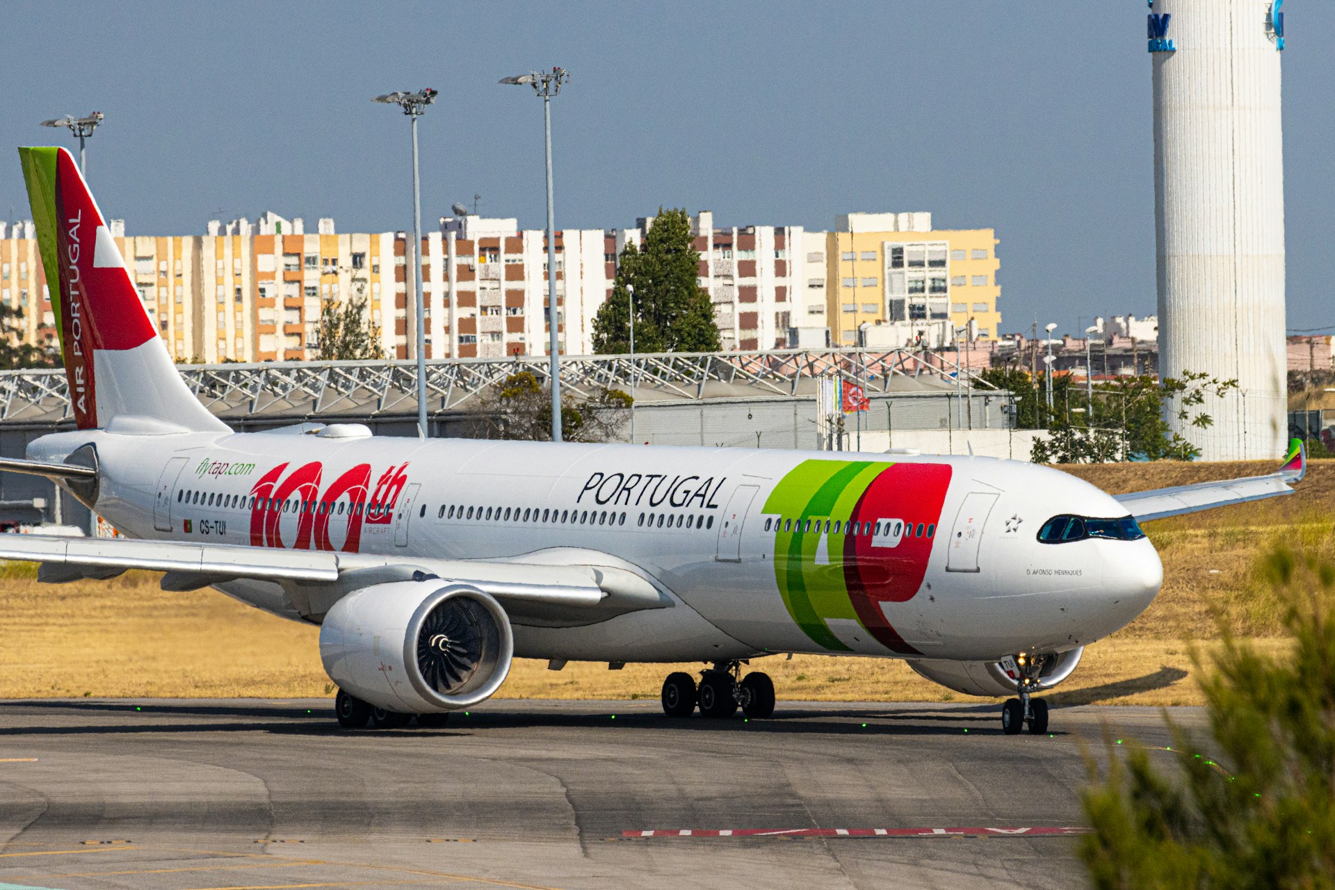 lisbon airport luggage storage